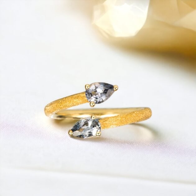 Anello Marie Antoinette con spinelli grigi e finish velluto