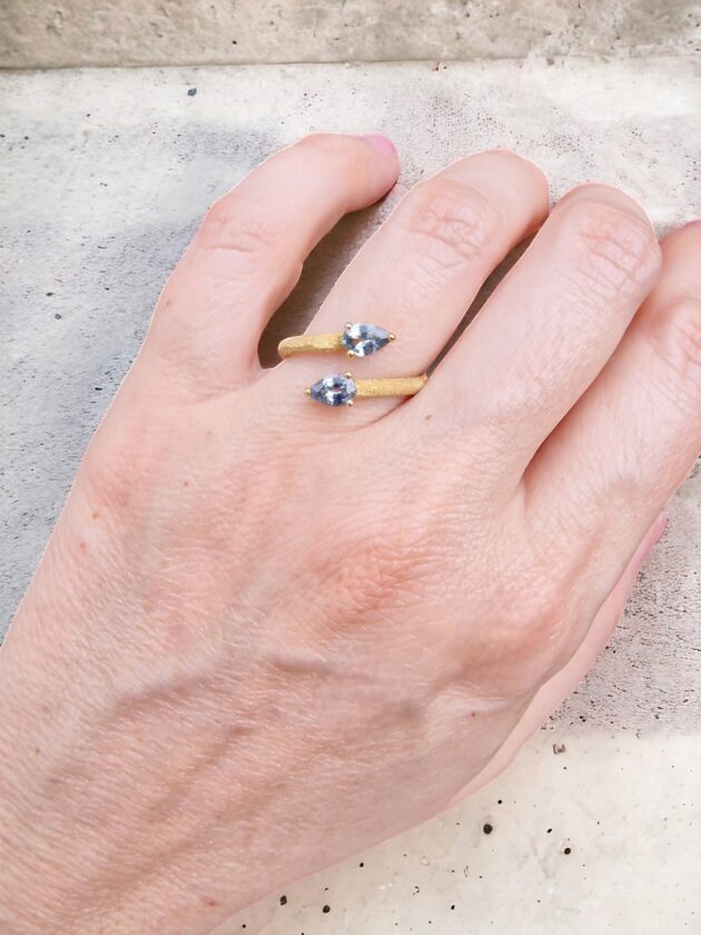 Anello Marie Antoinette con spinelli grigi e finish velluto - immagine 3